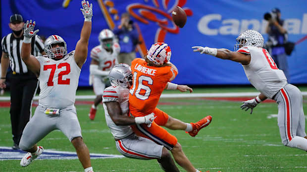 Tyreke Smith sacks Trevor Lawrence and Tommy Togiai pressures